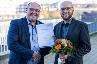 HFH-Präsident Prof. Dr. Lars Binckebanck überreicht Ernennungsurkunde an Prof. Dr. Björn Gwiasda zur Professur im Master Maschinenbau