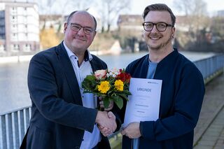 HFH-Präsident Prof. Dr. Lars Binckebanck begrüßt Studiengangsleitung Prof. Dr. Benjamin Bohn.