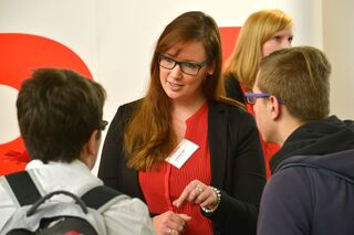 HFH-Masterstudentin Laureen Jur-Grote während einer Messe