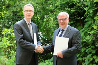 Kooperationsvertrag: Prof. Dr. Johannes Wolf (l.), Kanzler der HFH, und Joachim Kreter, Leiter der BBS Handel