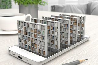 liegendes Smartphone mit darauf platzierten Bücherregalen