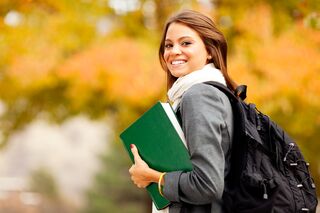 Studentin mit Buch beginnt im Herbst Studium.