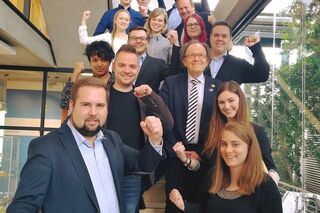 Verhandlungsgruppe mit Nina Rüter und Frank Bsirske auf Treppe