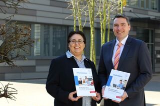 Vertr.-Prof. Christophori (Berufspädagogik) u. Prof. Deckert (Wirtschaftsingenieurwesen) mit Informationsmaterial zu den Studiengängen