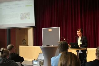 Vortragende bei Präsentation vor Gruppe