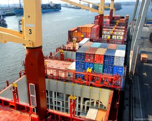 halbbeladenes Containerschiff