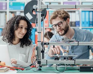 Studierende vor 3D-Drucker