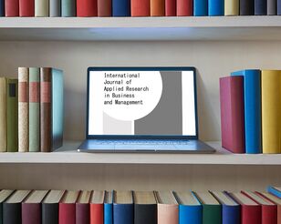 Notebook in Bücherregal