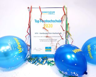 Zertifikat "Top Fernhochschule 2020" in Bilderrahmen mit Luftballons