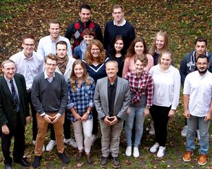 Gruppenbild Studierende des 10. Jahrgangs des Hamburger Logistik-Bachelors.