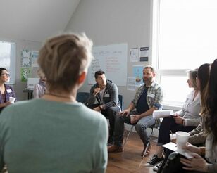 Studierende diskutieren in einem Stuhlkreis