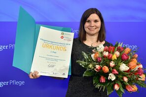 HFH-Absolventin Anna Combes beim Pflegemanagement-Award 2018 HFH-Absolventin Anna Combes