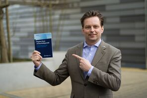 HFH-Absolvent Thies Lesch LL.M. HFH-Absolvent Thies Lesch LL.M. präsentiert Fachbuch