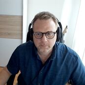 Mann mit Kopfhörern sitzend