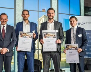 Die drei Gewinner des Logistik-Nachwuchspreis bei der Preisverleihung.