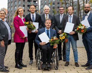 Gruppenbild mit acht Personen: HFH-Professoren, Präsident und Dekanen