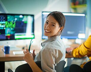 Frau sitzt vor einem PC