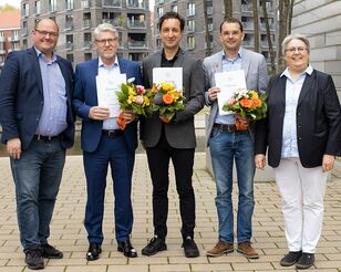 Gruppenbild mit Professoren, Hochschulpräsident und Dekanin