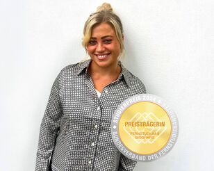 Studienpreis Gewinnerin Portrait Alina Vielhaber mit Siegel des BV