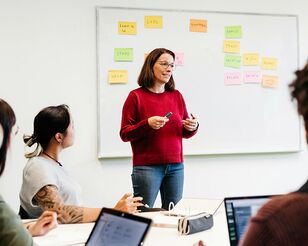 Dozentin referiert vor Whiteboard