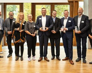 Gruppenfoto mit Preistragenden und Veranstaltenden des Studienpreises des BV der Fernstudienanbieter