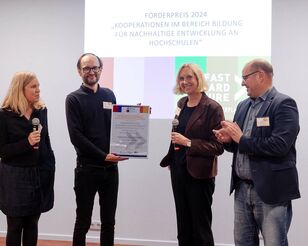 4 Preisträger:innen des Förderpreises 2024 mit Urkunde