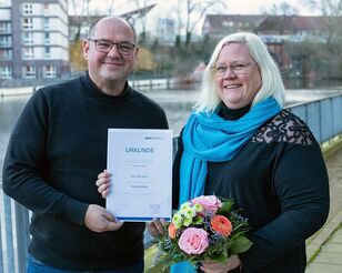 HFH-Präsident Prof. Dr. Lars Binckebanck überreicht Ernennungsurkunde an Prof. Dr. Eske Jung
