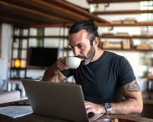 HFH-Student nimmt via Laptop von zuhause aus an Online-Klausur mit Proctoring teil