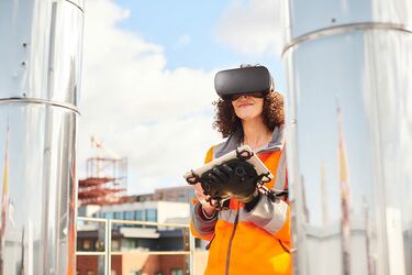 Frau mit Virtual-Reality-Brille und Tablet
