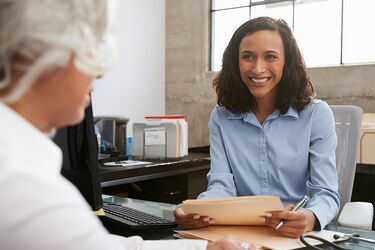 HFH-Fernstudium Bachelor Gesundheits- und Sozialmanagement Frau im Dialog mit anderer Frau