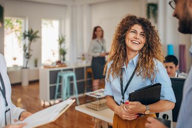 HFH-Fernstudium Bachelor Soziale Arbeit Frau unterhält sich mir zwei Kollegen