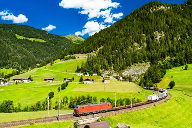 Ein Güterzug fährt durch die Alpen