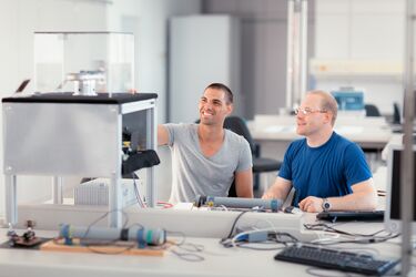 HFH-Fernstudium Bachelor Mechatronik Zwei Männer in technischem Labor