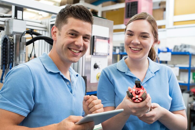 Mann und Frau arbeiten an technischen Teil 