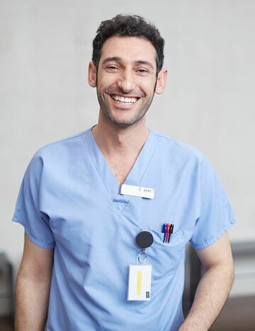 Mann in Pflegekittel