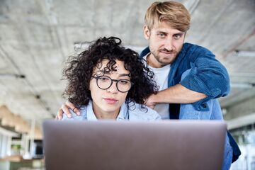 HFH Bachelor BWL für HBLA und HLW Eine Frau und ein Mann gucken auf einen Laptop