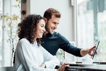 HFH Bachelor BWL für staatl. gepr. Betriebswirte Mann und Frau gucken zusammen auf einen Laptop