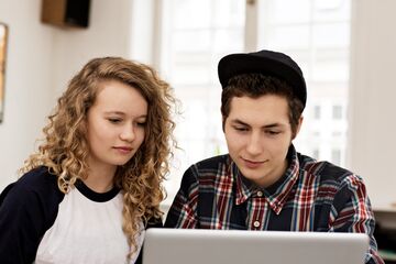 HFH Duales BWL-Studium für Auszubildende zwei junge Menschen sitzen vor einem Laptop