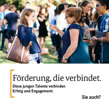 Zwei junge Frauen freuen sich und klatschen ab. Darunter der Schriftzug "Förderung verbindet".