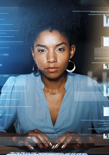 Informatikerin bei der Arbeit