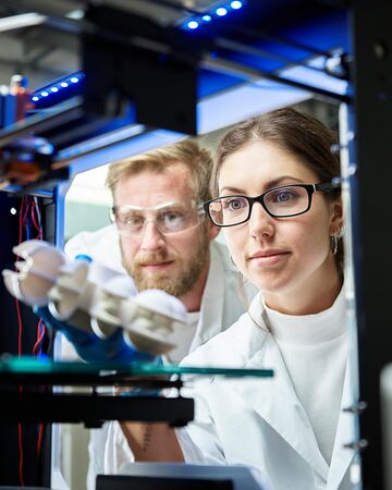 Zwei Ingenieur:innen arbeiten gemeinsam im Labor