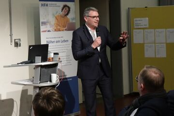 Prof. Deckert spricht bei Vortrag