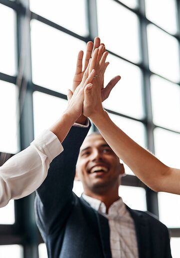 Studierende geben sich ein High-Five