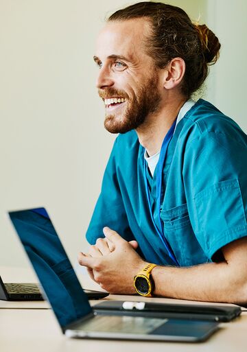 Ein Fernstudent arbeitet an seinem Laptop