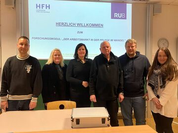 Gruppenbild mit Lehrenden im Forschungsprojekt von HFH und RUB.