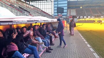 Teilnehmende des GWÖ-Learning-Circles sitzen auf Ersatzbank im Millerntorstadion.