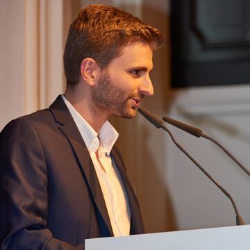 Absolventenredner Michael Hirl B.A. Redner an Mikrofon