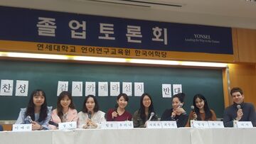Tobias Herrmann in Korea auf einem Panel.
