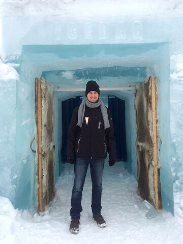 HFH-Absolvent Michael Weisheit in Schweden Michael Weisheit in Schweden vor Eishöhle