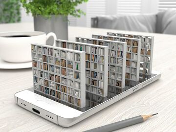 liegendes Smartphone mit darauf platzierten Bücherregalen